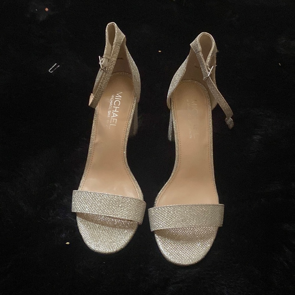 Worn a few times but in great condition size 8!🥰